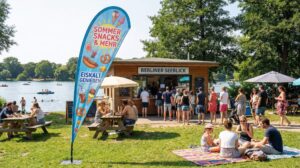 Beachflag an einem imbiss mit Standfuß